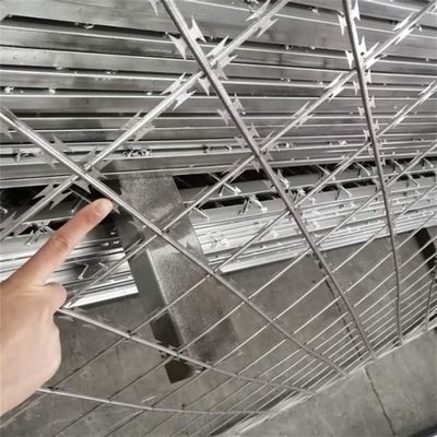 12-المقياس الحمراء المسالكة الأسلاك الشائكة الحديدية المتعرجة الملفوفة الحلاقة الشائكة المضادة للتسلق سهلة التثبيت السياج البناء الحامي